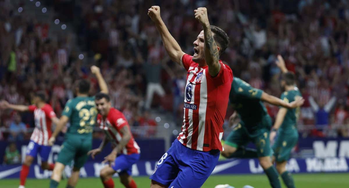 Saúl celebró con el público del Metropolitano su cuarto pase de gol de la temporada ante el Cádiz. Fue el 3-2 ante el Cádiz./EFE