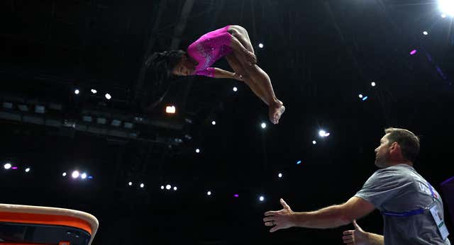 La polémica regla que devalúa el salto para la historia de Simone Biles: «Debería poder estar ahí»