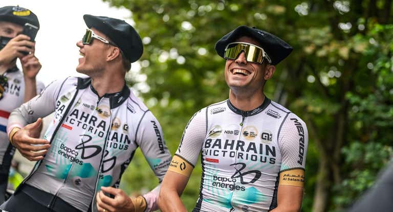 Mikel Landa, tocado con una 'txapela' en vísperas del Tour de Francia 2023.