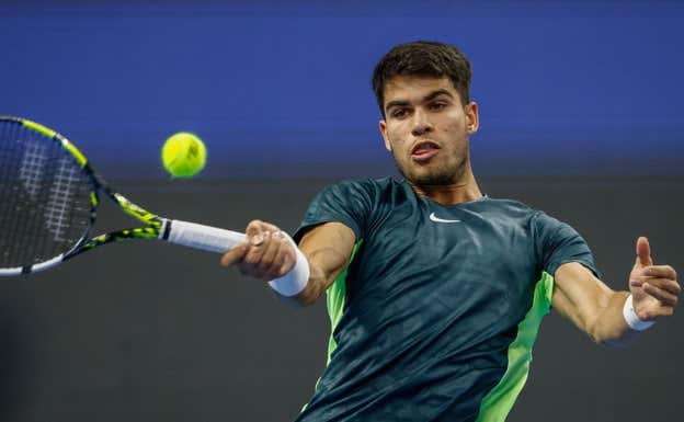 Carlos Alcaraz golpea una derecha durante el torneo de Pekín.  EFE/EPA/MARK R. CRISTINO
