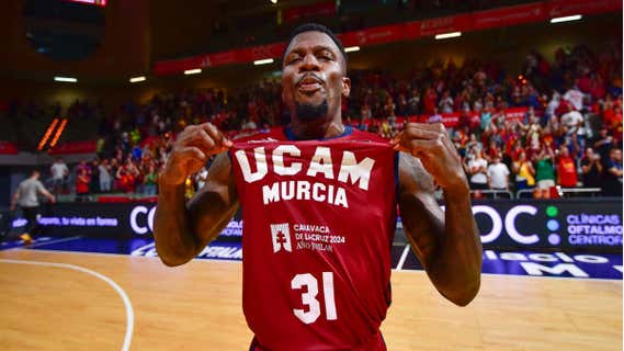 Dylan Ennis luce la camiseta de UCAM Murcia tras una victoria. /ACB PHOTO/J. BERNAL