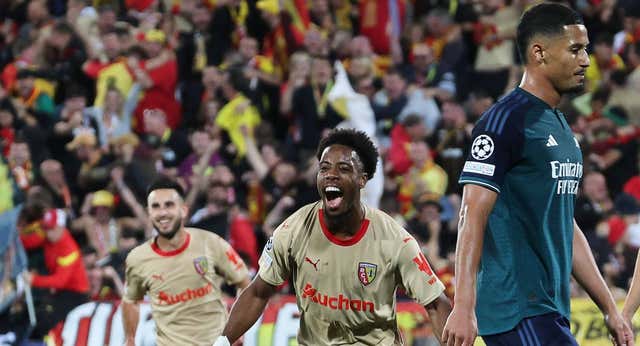 El Lens sorprende al Arsenal… y alarma con Saka