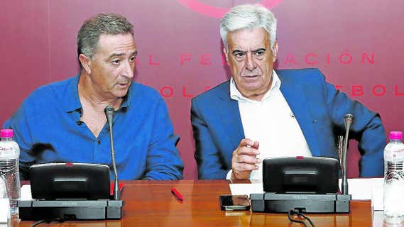 Salvador Gomar, presidente de la Federación Valenciana de Fútbol junto a Pedro Rocha, presidente de la Federación Extremeña de Fútbol. /EFE/ Eidan Rubio