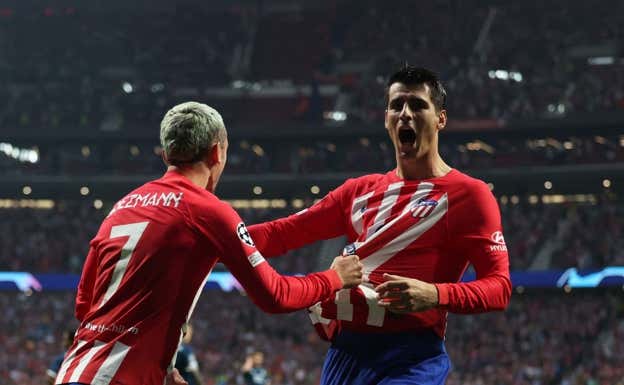 Griezmann y Morata celebrando uno de los tres goles del Atlético ante el Feyenoord.  REUTERS