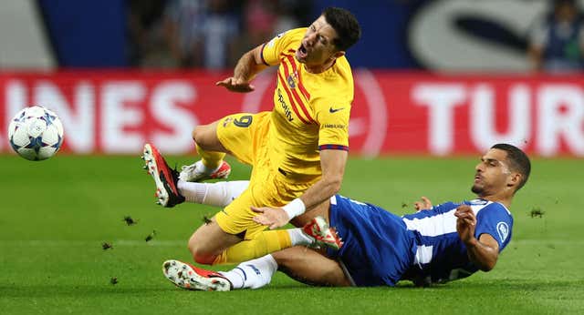El Barça, de susto en susto: golpe de Lewandowski, calambres de Araujo y carrera al vestuario de Lamine