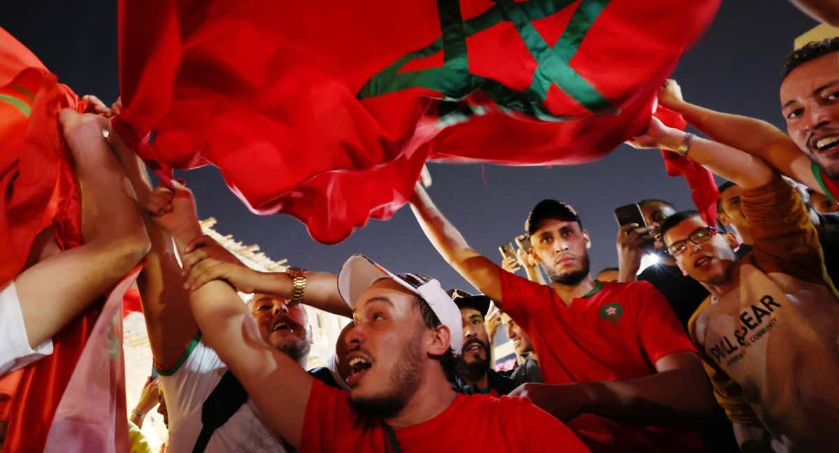 Aficionados marroquíes celebran la victoria en uno de los partidos del Mundial. /REUTERS