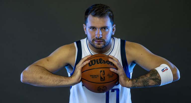 Luka Doncic posa en el 'media day' de Dallas.