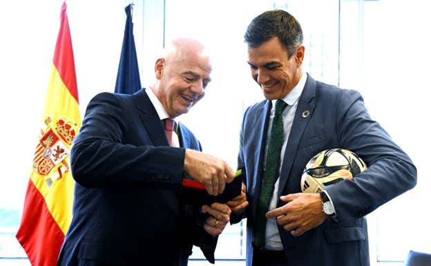 Gianni Infantino junto a Pedro Sánchez. Efe