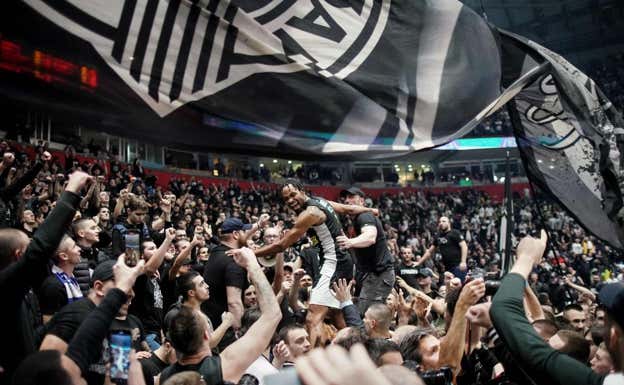 Kevin Punter, con la afición del Partizan. Efe