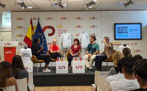 Aauri Bokesa, Adi Iglesias y miembros del proyecto DXT Para La Vida.  RELEVO