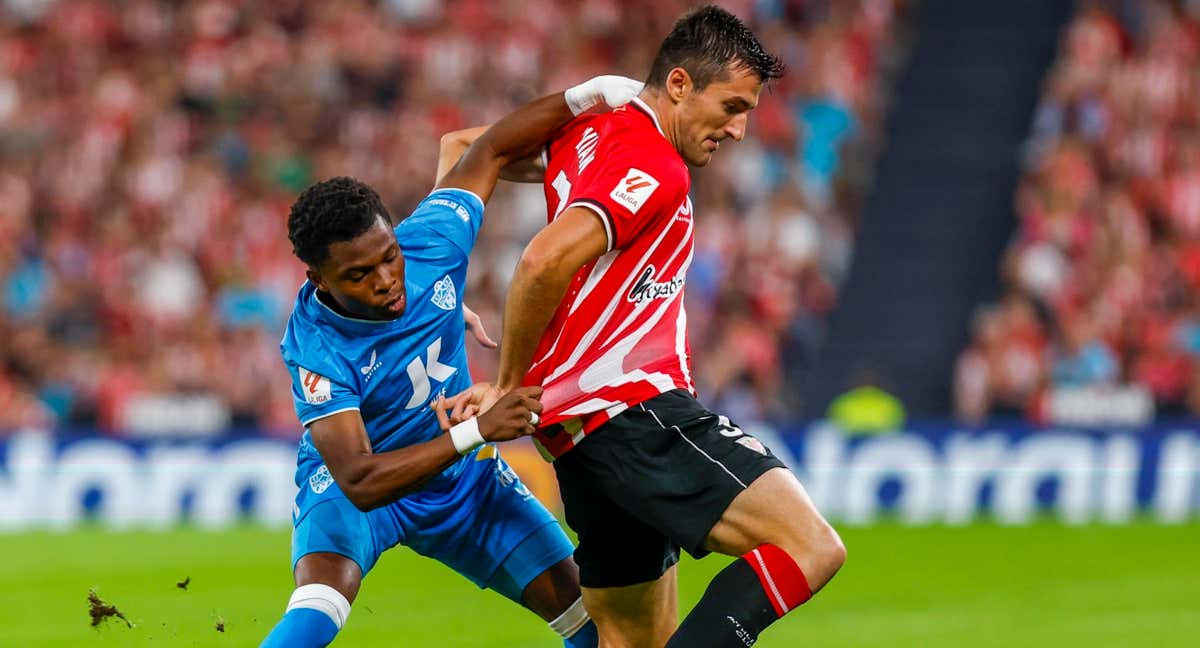 Ramazani y Vivian, durante el Athletic - Almería./EFE / Miguel Toña