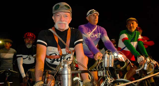 La carrera de 15 horas con bicis de 1930 y maillots de Bahamontes: ‘Es una experiencia única’