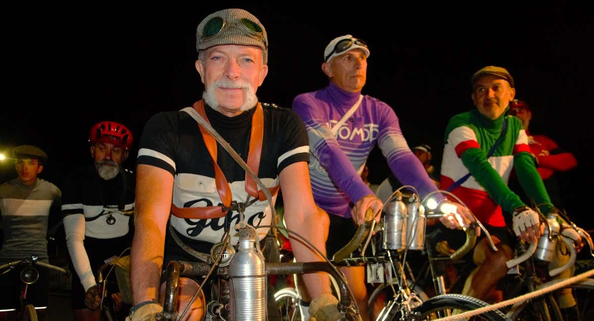 Varios corredores a punto de tomar la salida en L'Eroica.