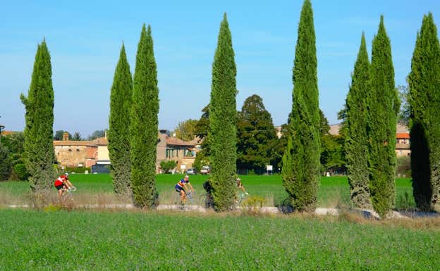 Varios ciclistas, durante la carrera de 2023.  Julio Ocampo