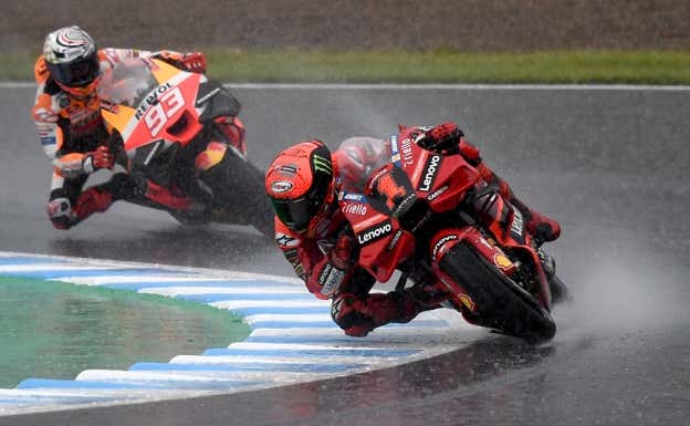 Pecco Bagnaia (Ducati) rueda delante de Marc Márquez (Honda) en el GP de Japón 2023.  AFP