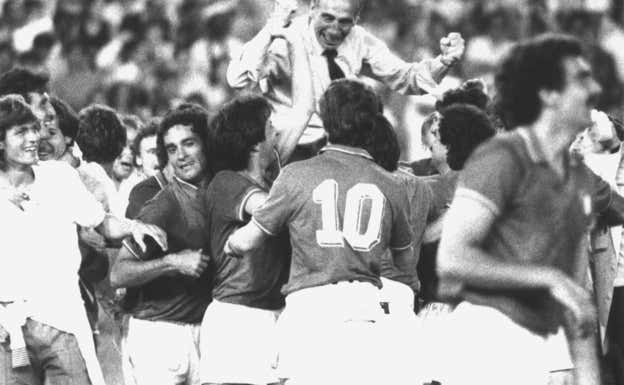 Enzo Bearzot celebra con sus jugadores el Mundial conquistado por Italia.  ARCHIVO ABC