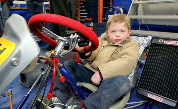 Un pequeño Max Verstappen subido a un karting. M. Verstappen