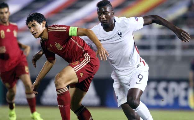 Guirassy jugando con Francia contra España en 2015.  AFP