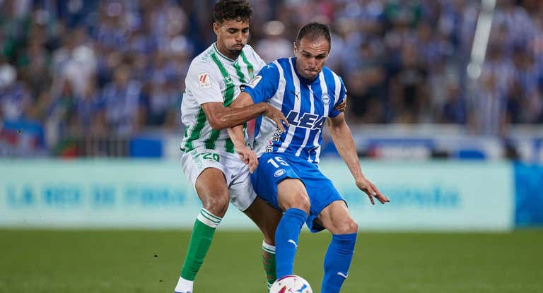 Kike García protege la pelota ante Chadi Riad.