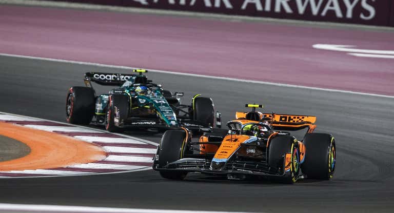 Lando Norris, por delante de Fernando Alonso durante el GP de Catar 2023 de F1.