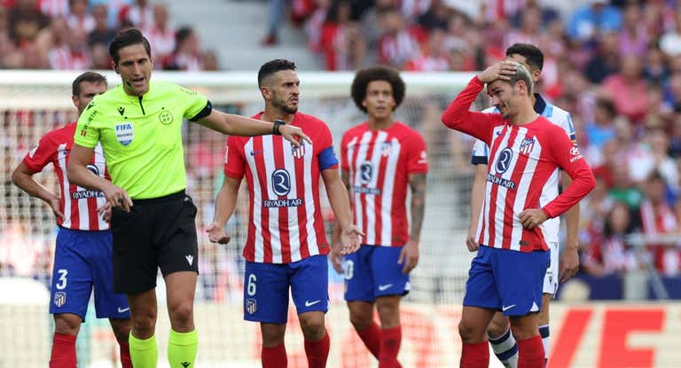 Munuera Montero, con Koke, Witsel y Griezmann en el partido ante la Real Sociedad.