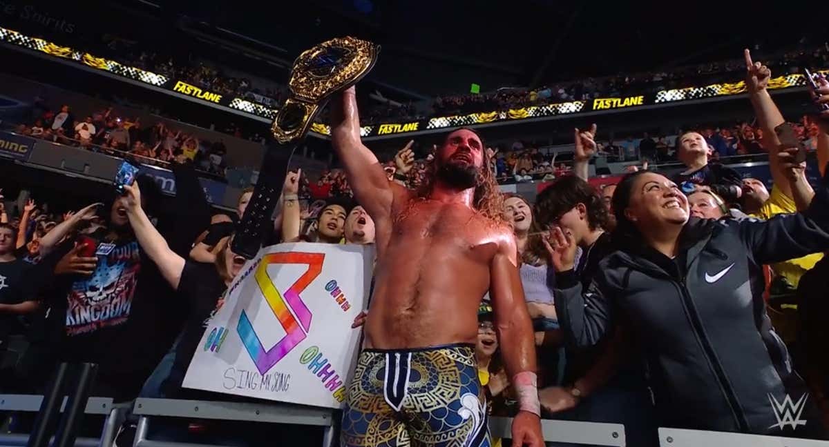Seth Rollins celebra su victoria en WWE Fastlane.