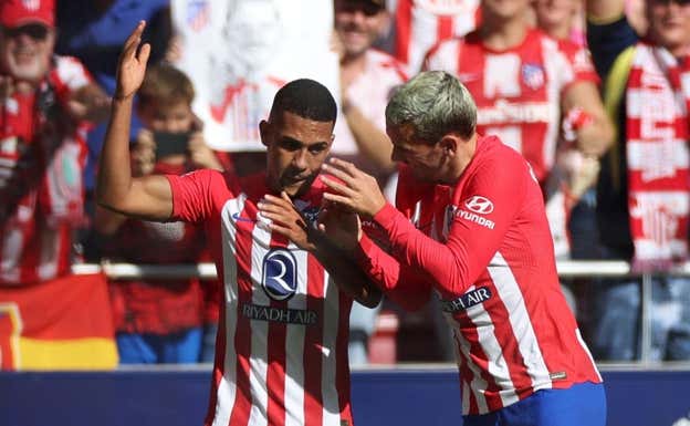 Lino y Griezmann celebran el primer gol en el partido ante la Real Sociedad. REUTERS