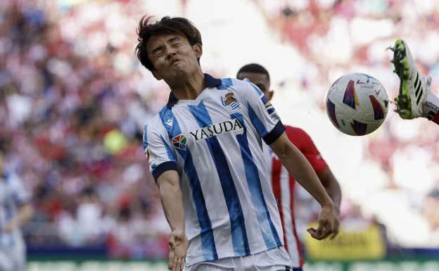 Kubo, en un lance del partido ante el Atlético de Madrid en el Metropolitano.  REUTERS