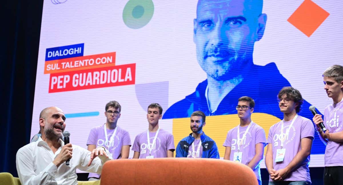 Guardiola durante un momento de la conferencia. /AFP