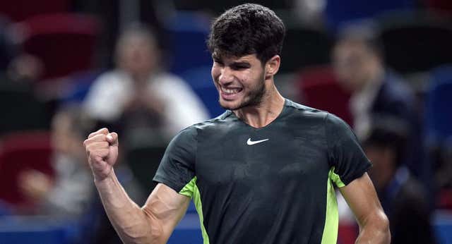 Carlos Alcaraz suda para vencer a Daniel Evans y avanza a octavos en Shanghai