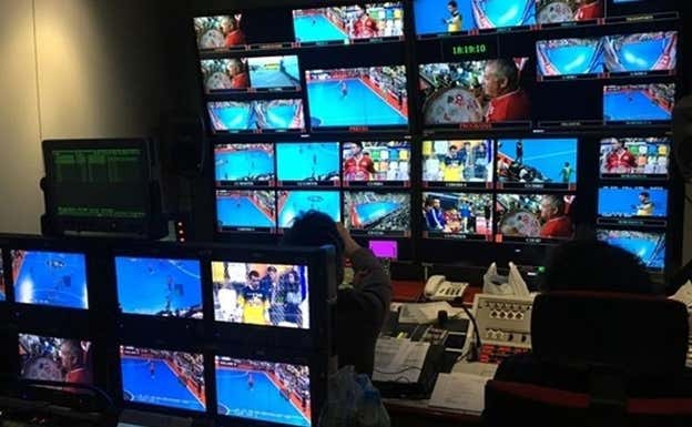 Sala de realización de Teledeporte durante una retransmisión de fútbol sala.  LNFS