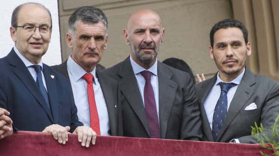 Mendilibar y Monchi, entre José Castro y José María del Nido Carrasco./EFE