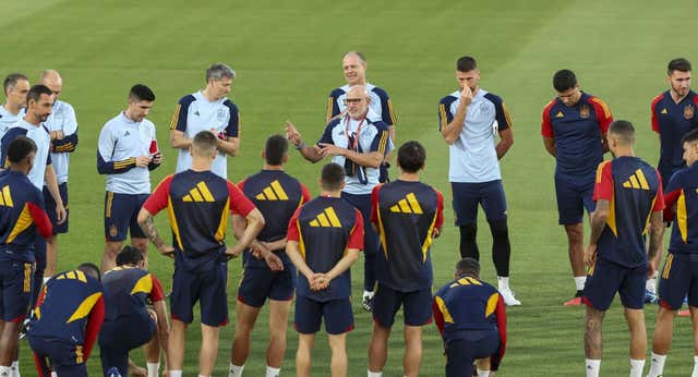 La Selección y Bryan Zaragoza se dan otro pequeño baño de masas