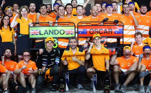 Norris y Piastri celebran con sus mecánicos el doble podio en Catar.  Getty