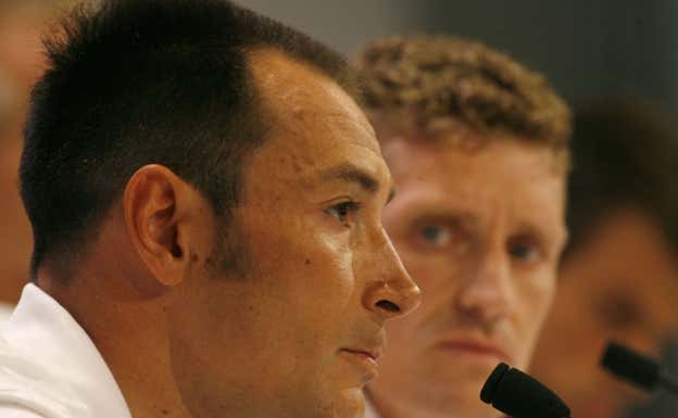 Erik Zabel en una rueda de prensa admitiendo el uso de sustancias dopantes. Reuters