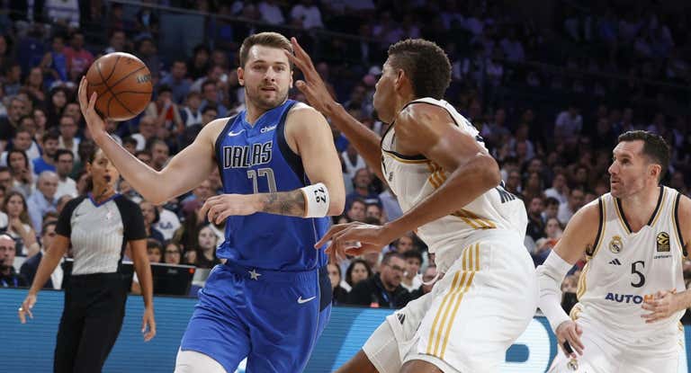 Luka Doncic ante Tavares en el partido del WiZink.