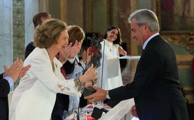 La reina emérita, Doña Sofía, entrega el Premio de la Fundación MAPFRE a Toda una vida profesional a Carlos Sainz.  EFE