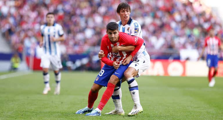 Álvaro Morata, en un momento del partido ante la Real agarrado por Le Normand.