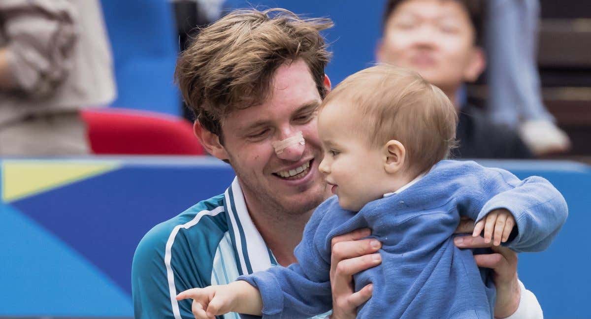 Nicolás Jarry celebra junto a su hijo Juan su clasificación a los cuartos de final del Masters 1000 de Shanghai. /EFE/EPA/ALEX PLAVEVSKI