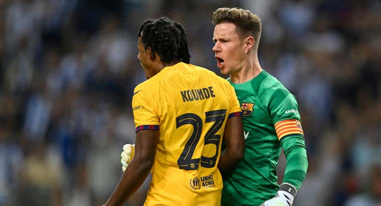 Ter Stegen celebra un acción defensiva de Koundé en Oporto.