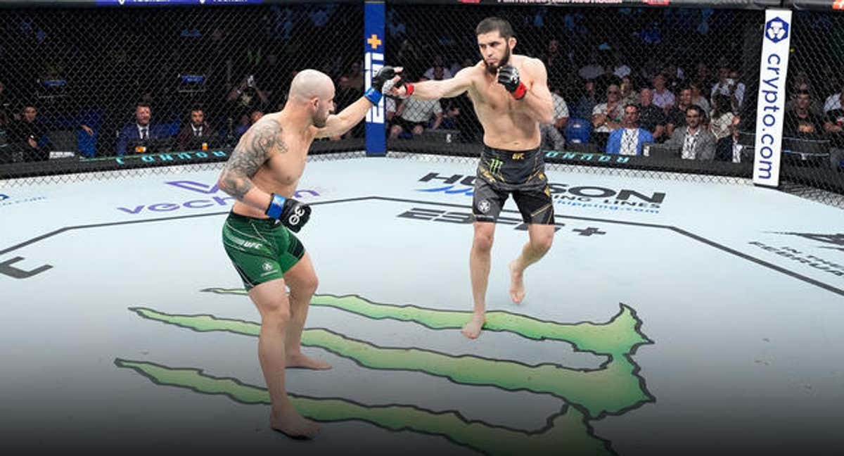 Alexander Volkanovski e Islam Makhachev, durante su primer combate en el UFC 284./UFC
