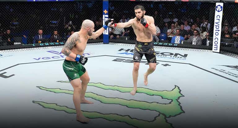 Alexander Volkanovski e Islam Makhachev, durante su primer combate en el UFC 284.