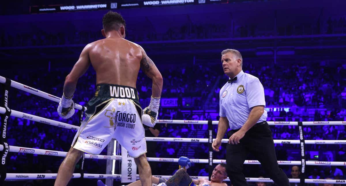 Leigh Wood noquea a Josh Warrington en un combate por el título mundial de peso pluma de la WBA. /REUTERS