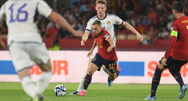 La locura del debut de Bryan Zaragoza: una camiseta dedicada, 35 familiares ¡y «ayuda» para poder dormir!