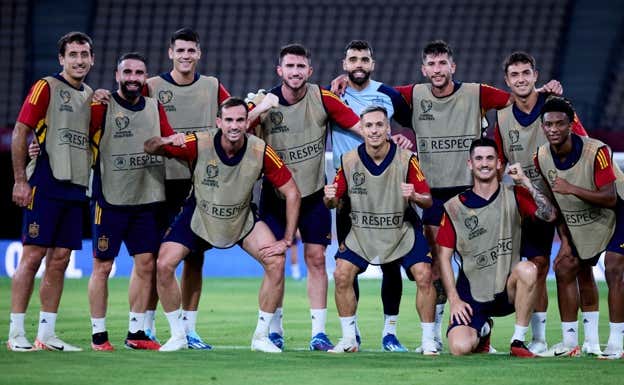Oyarzabal, a la izquierda del todo, posa con uno de los equipos tras el partidillo.  RFEF