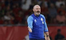 Steve Clarke, molesto por el gol anulado: “Unai Simón no lo hubiera parado”