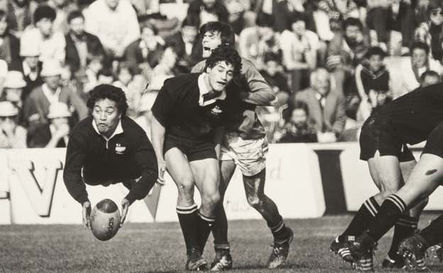 El medio melé de Nueva Zelanda pasa la pelota con Carlos Encabo gritando al fondo. Álvaro García Pelayo/Archivo
