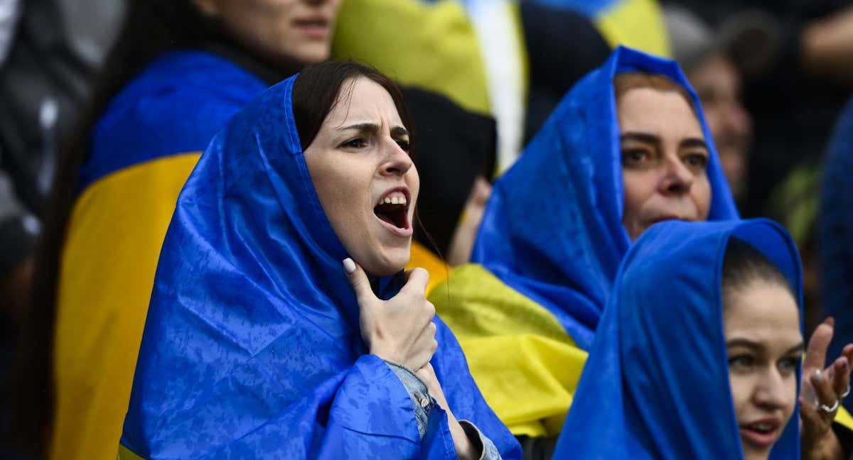 Aficionadas ucranianas durante el partido ante Macedonia del Norte. /EP