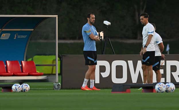 Diego Alonso y Godín durante un entrenamiento en Catar 2022.  AFP