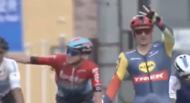 Comprarse un maillot y un casco cuesta más que la multa por la temeraria colleja que pone en riesgo al pelotón